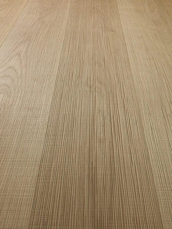 Juta: oak natural varnished.
