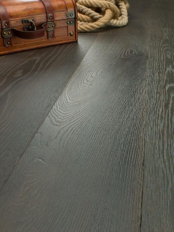 Oak Tahiti: brushed, varnished, pickled, shell powder.