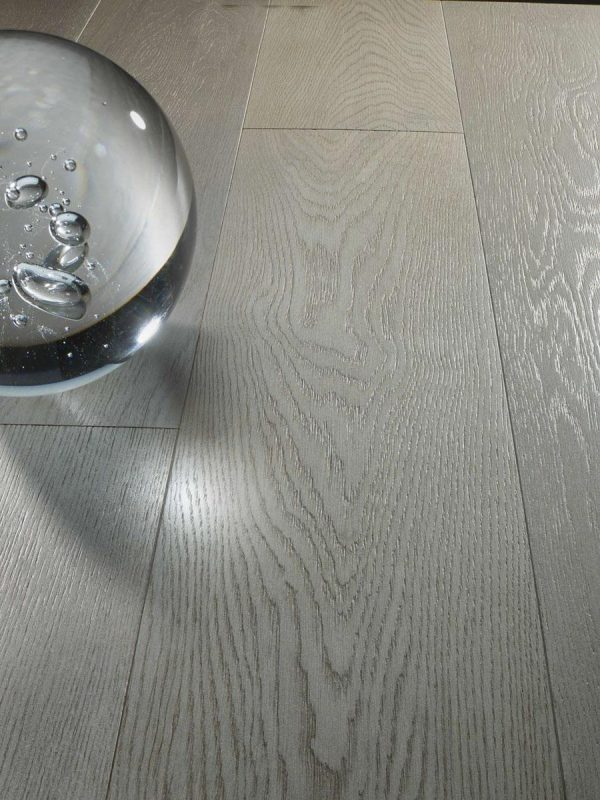 Oak Silver: brushed, painted silver varnished.