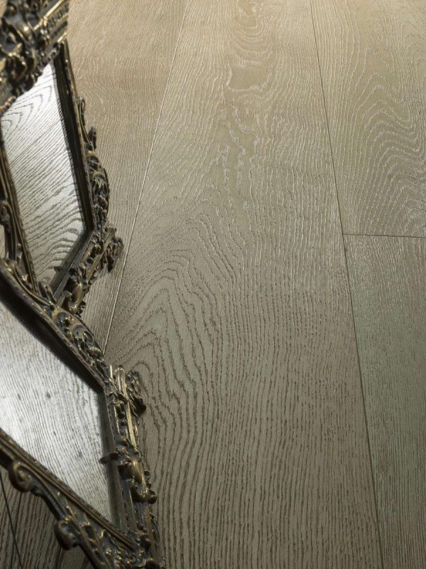 Oak Gold: brushed, painted gold varnished.