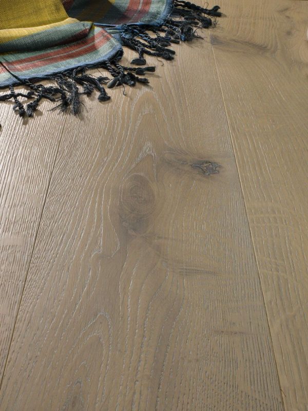 Oak Chic Davos: brushed, whitened, matt varnished.