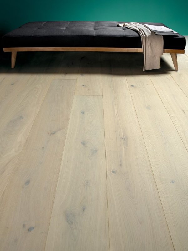 Oak Narciso: brushed, whitened, matt varnished.